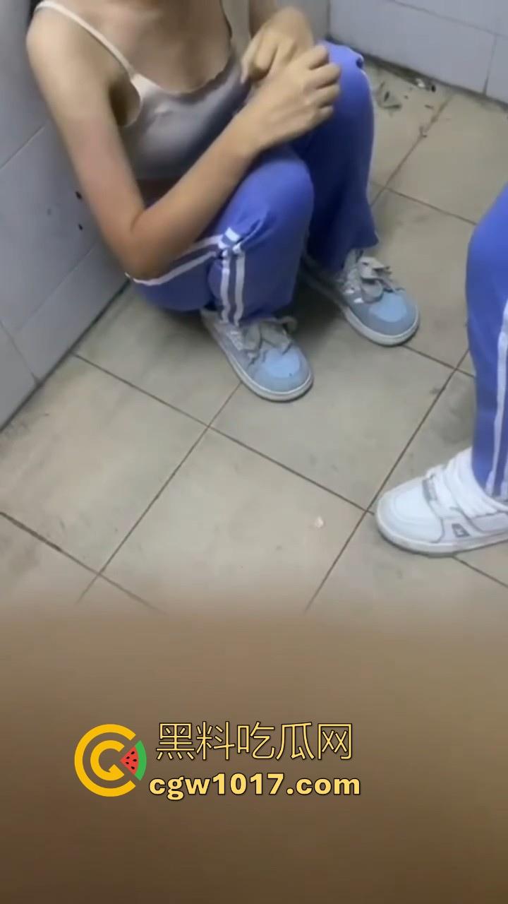 广东汕头龙湖区某中学校园霸凌视频曝光，果然是最毒妇人心啊，拳打脚踢扒光衣服，还要被霸凌着当作掰开嫩逼自慰！-7