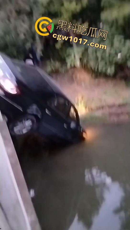 珍爱生命远离女司机！江苏南通北城小学南校区北门，一辆车直冲撞向河里，插在河中央，哎美女这里不能停车！-2
