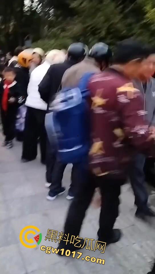 珍爱生命远离女司机！江苏南通北城小学南校区北门，一辆车直冲撞向河里，插在河中央，哎美女这里不能停车！-5