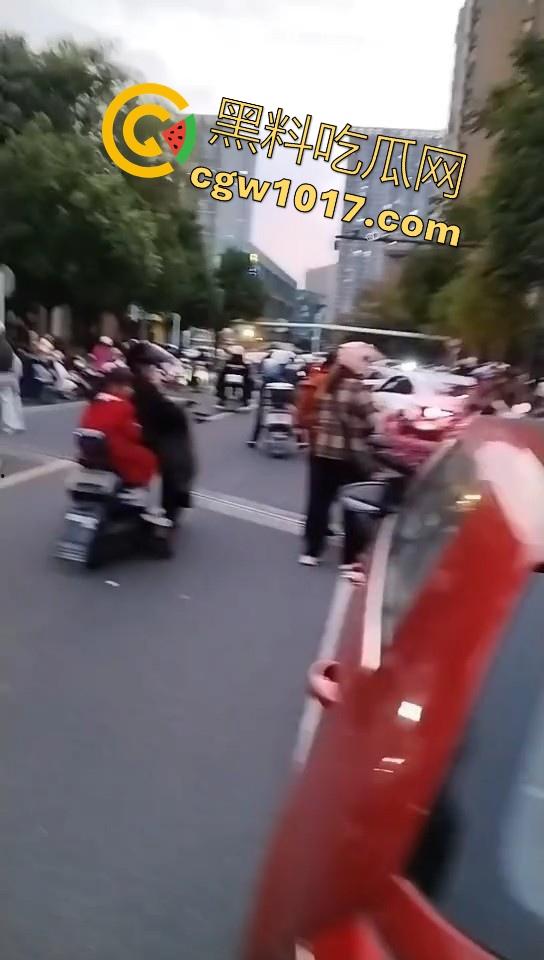 珍爱生命远离女司机！江苏南通北城小学南校区北门，一辆车直冲撞向河里，插在河中央，哎美女这里不能停车！-8