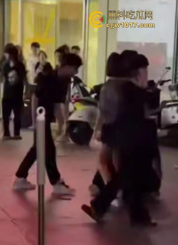 11月1日陕西西安精神小妹撞人骂街不道歉,遭精神小伙围殴踢肚狂飙,闺蜜龟缩不敢拦架,这内脏都要出血了吧!-1