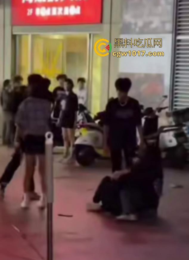 11月1日陕西西安精神小妹撞人骂街不道歉,遭精神小伙围殴踢肚狂飙,闺蜜龟缩不敢拦架,这内脏都要出血了吧!-2