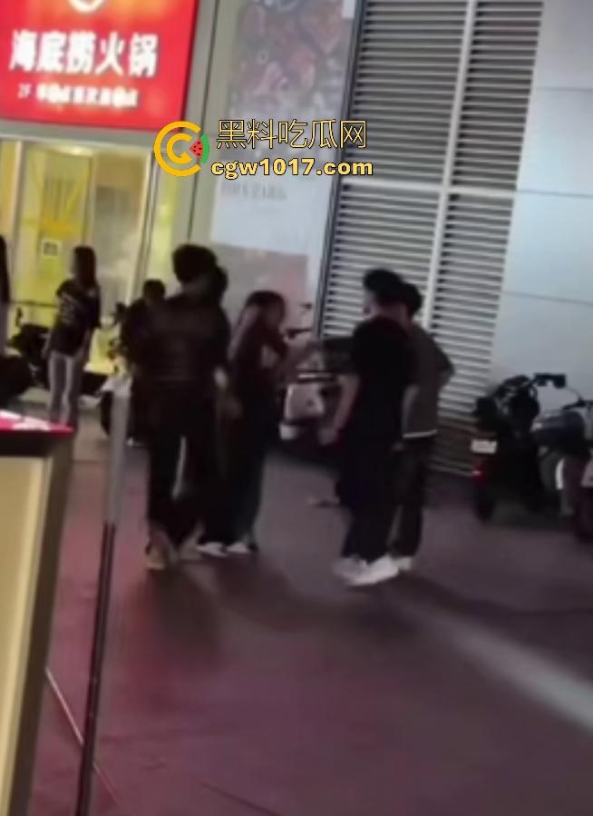 11月1日陕西西安精神小妹撞人骂街不道歉,遭精神小伙围殴踢肚狂飙,闺蜜龟缩不敢拦架,这内脏都要出血了吧!-3