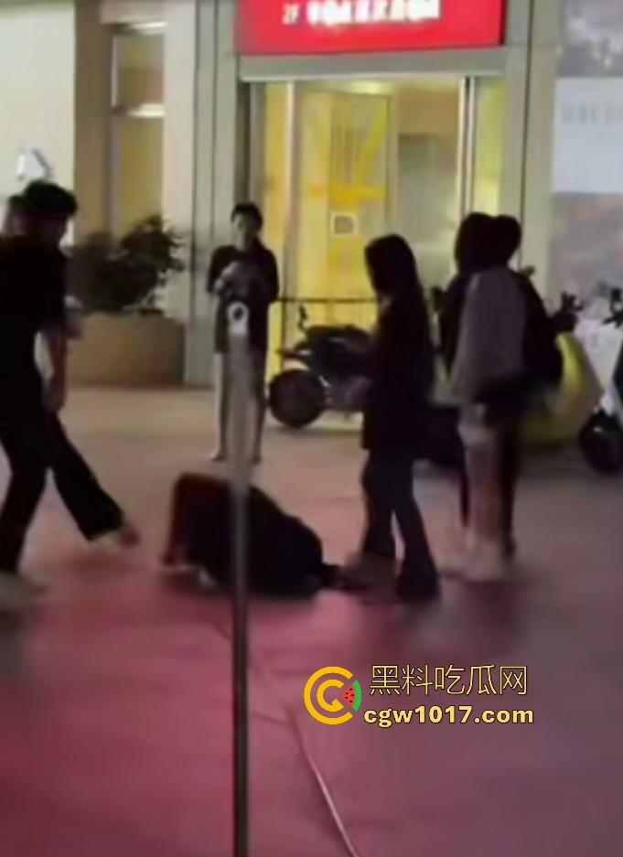 11月1日陕西西安精神小妹撞人骂街不道歉,遭精神小伙围殴踢肚狂飙,闺蜜龟缩不敢拦架,这内脏都要出血了吧!-4