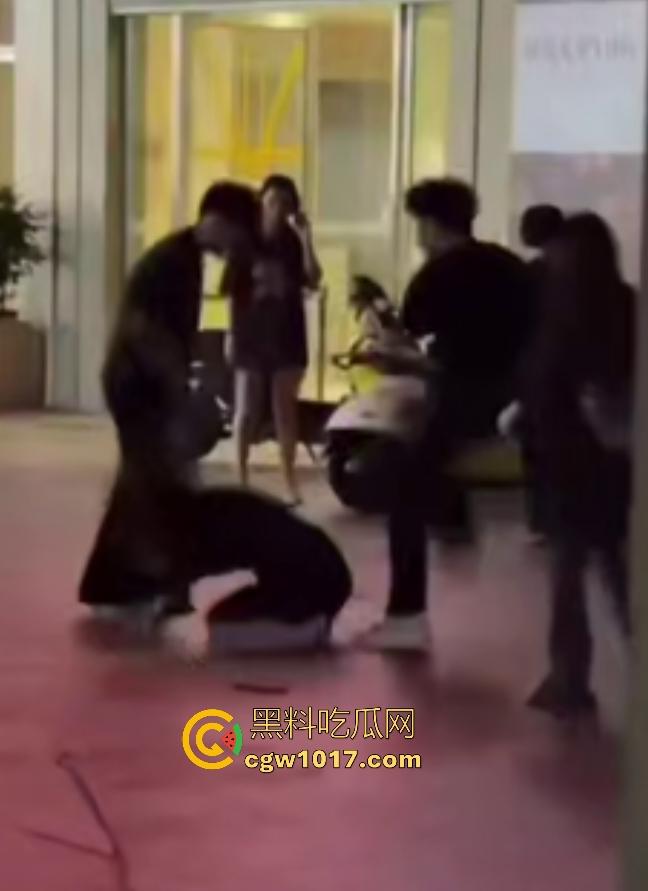 11月1日陕西西安精神小妹撞人骂街不道歉,遭精神小伙围殴踢肚狂飙,闺蜜龟缩不敢拦架,这内脏都要出血了吧!-5