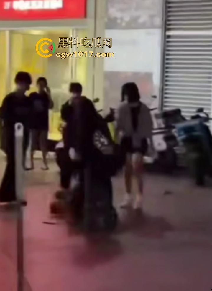 11月1日陕西西安精神小妹撞人骂街不道歉,遭精神小伙围殴踢肚狂飙,闺蜜龟缩不敢拦架,这内脏都要出血了吧!-6