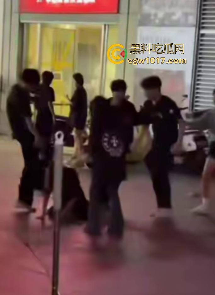 11月1日陕西西安精神小妹撞人骂街不道歉,遭精神小伙围殴踢肚狂飙,闺蜜龟缩不敢拦架,这内脏都要出血了吧!-7