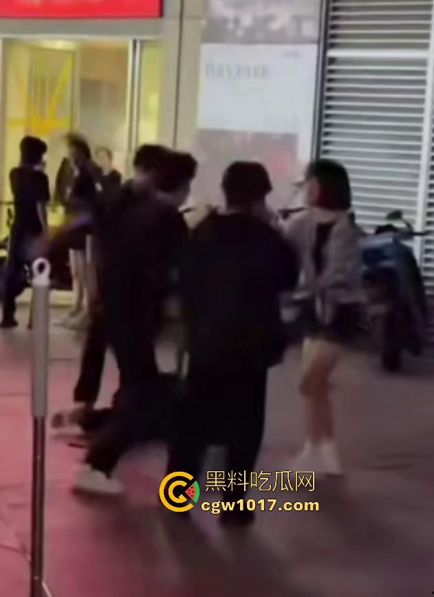 11月1日陕西西安精神小妹撞人骂街不道歉,遭精神小伙围殴踢肚狂飙,闺蜜龟缩不敢拦架,这内脏都要出血了吧!-8