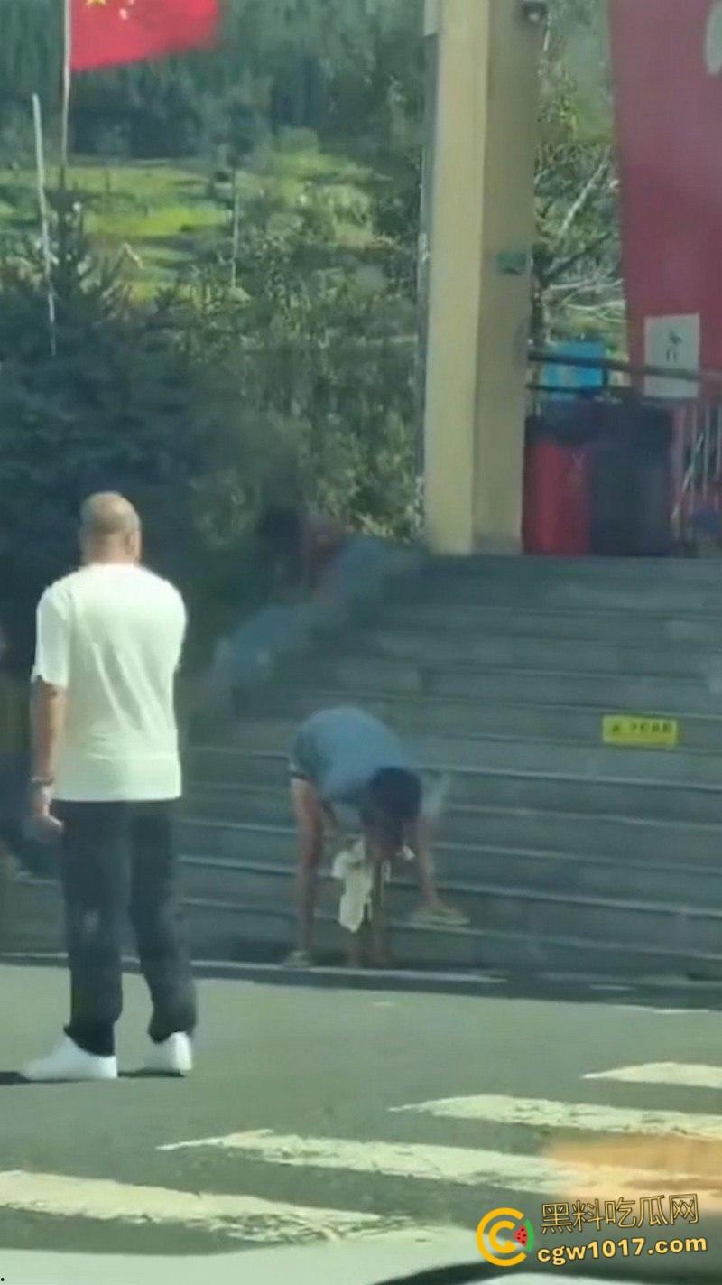 四川石棉高速服务区小猿泰山锅巴,高学历父母不给穿衣上户口,男孩爬食地摊剩饭,这父母真是禽兽不如!-1