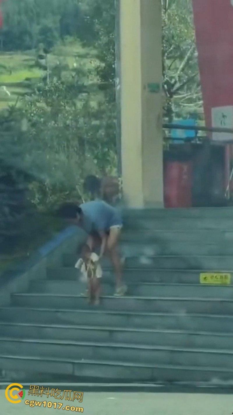 四川石棉高速服务区小猿泰山锅巴,高学历父母不给穿衣上户口,男孩爬食地摊剩饭,这父母真是禽兽不如!-2