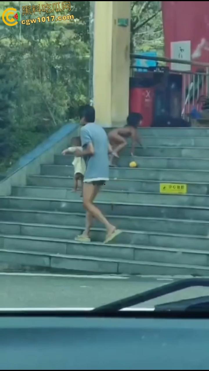 四川石棉高速服务区小猿泰山锅巴,高学历父母不给穿衣上户口,男孩爬食地摊剩饭,这父母真是禽兽不如!-3