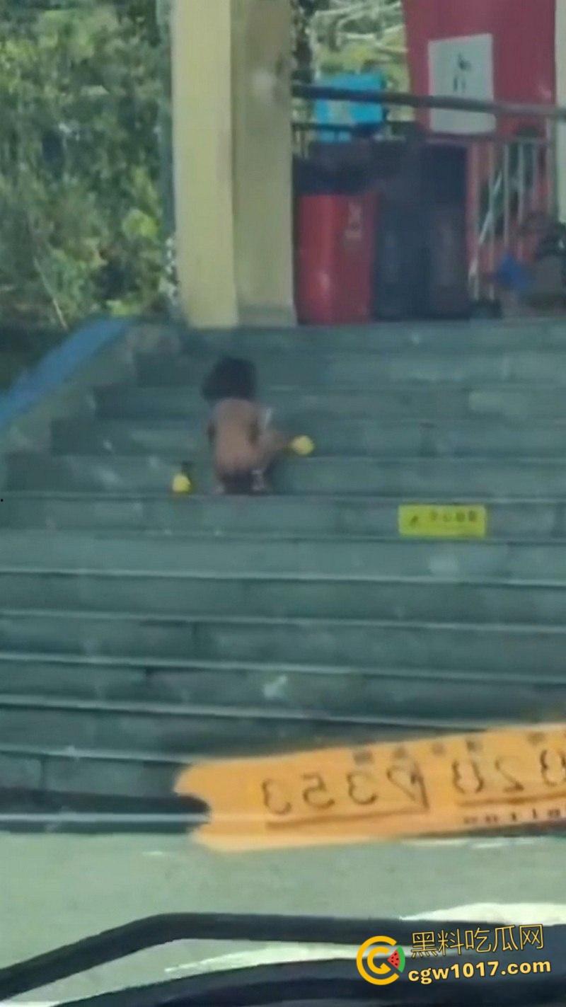 四川石棉高速服务区小猿泰山锅巴,高学历父母不给穿衣上户口,男孩爬食地摊剩饭,这父母真是禽兽不如!-4