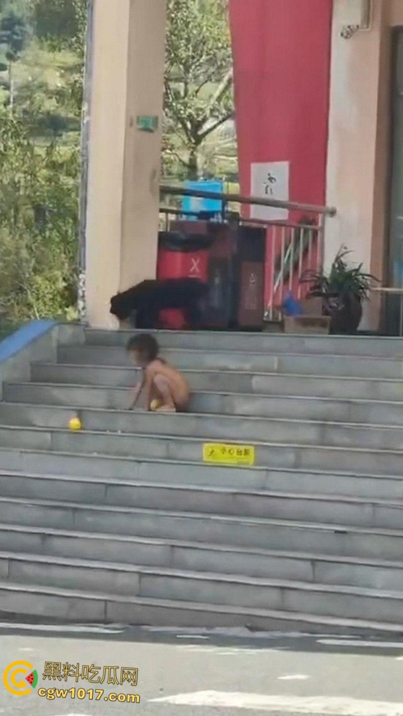 四川石棉高速服务区小猿泰山锅巴,高学历父母不给穿衣上户口,男孩爬食地摊剩饭,这父母真是禽兽不如!-5