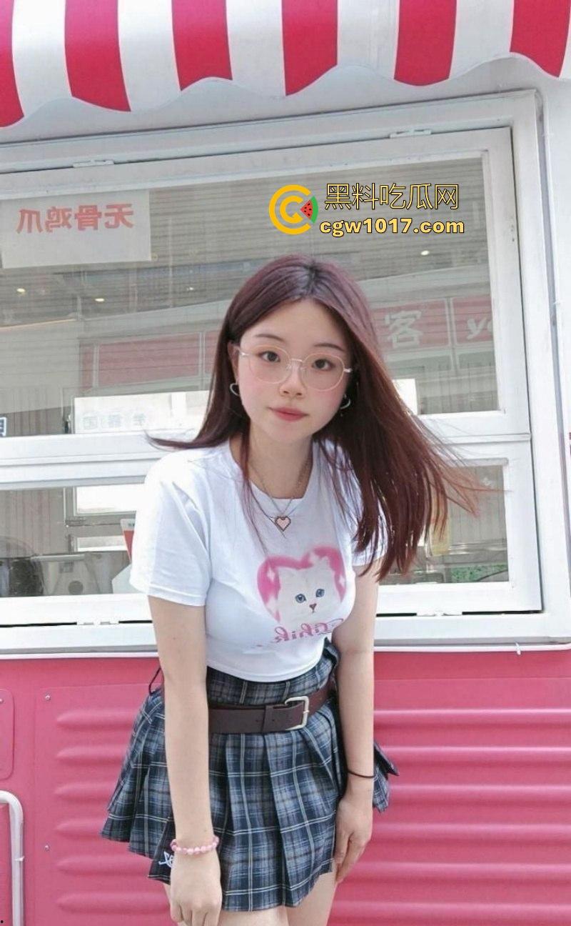 厦门大学清纯反差眼镜骚逼【刘洋】可爱下藏着巨乳，白嫩美乳与粉嫩蜜穴在镜头前尽显诱惑，女上骑乘榨取每一滴！-1