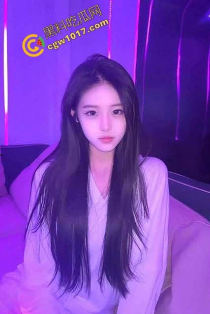 表哥和我一起享受美丽表妹的诱人肉体:狂野三人行,她的娇喘和酥软身躯让人疯狂,双重攻势令她欲仙欲死-1