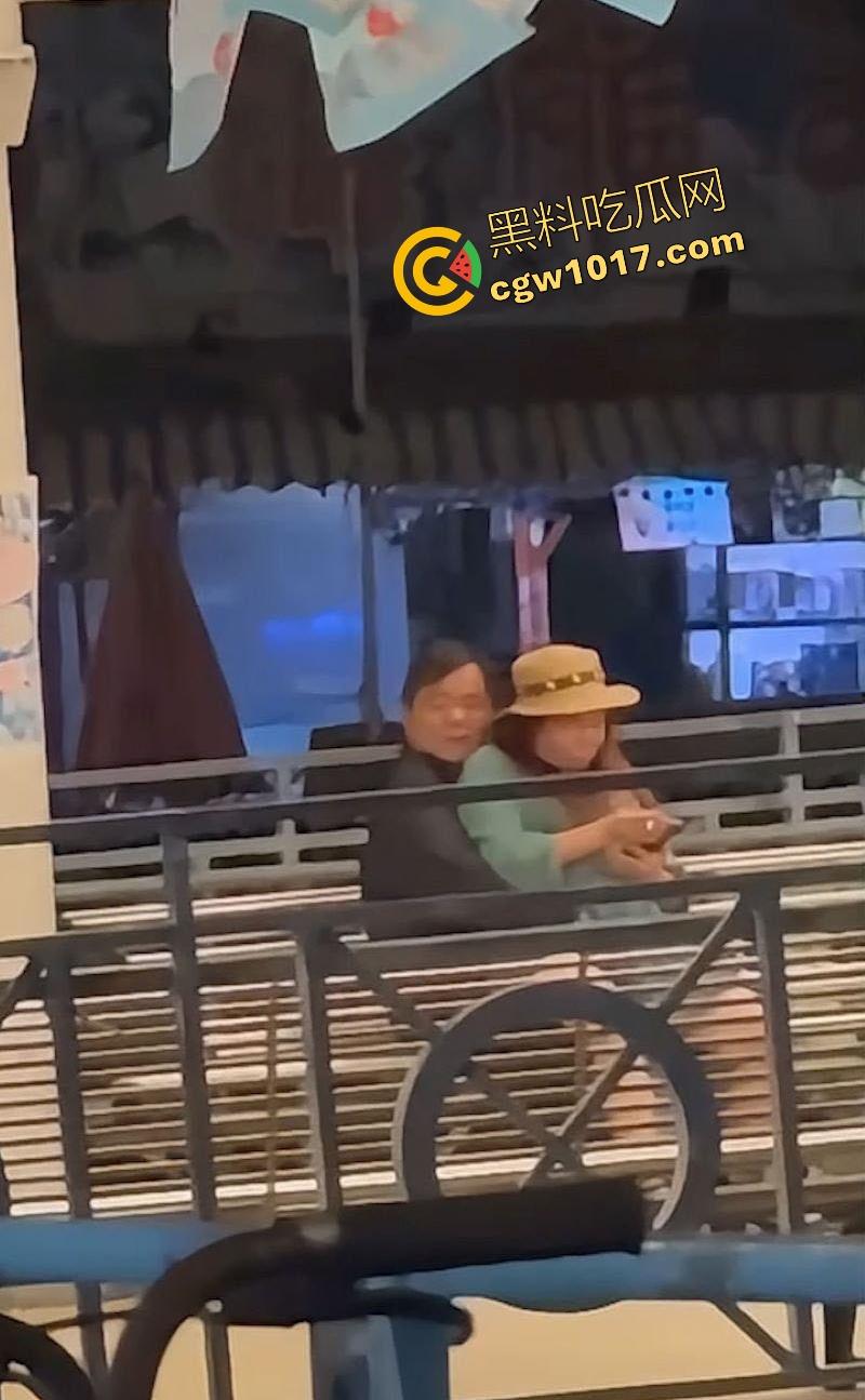 香港长洲码头六旬老人上演活春宫,宝刀未老船上动作猛烈,脱裤狂干不怕围观,老干部就是老干部丝毫不慌!-4