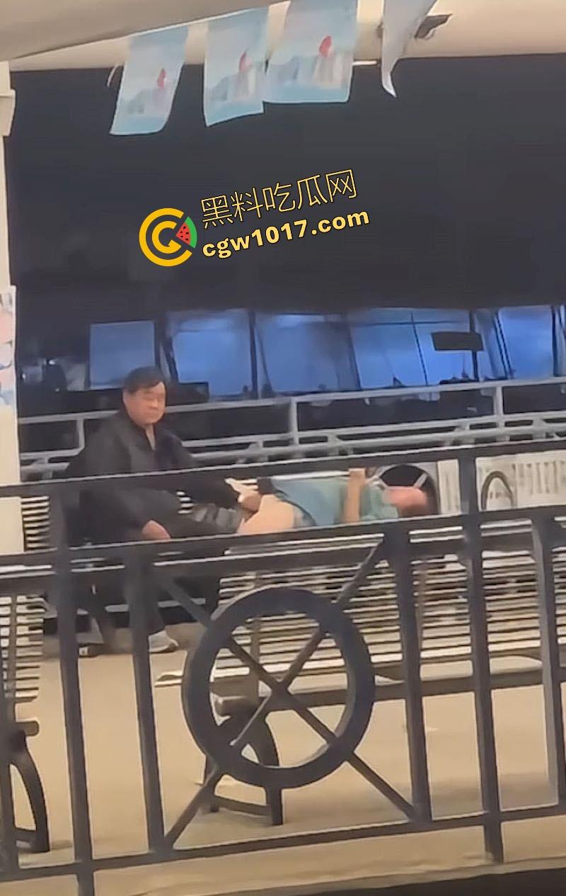香港长洲码头六旬老人上演活春宫,宝刀未老船上动作猛烈,脱裤狂干不怕围观,老干部就是老干部丝毫不慌!-5