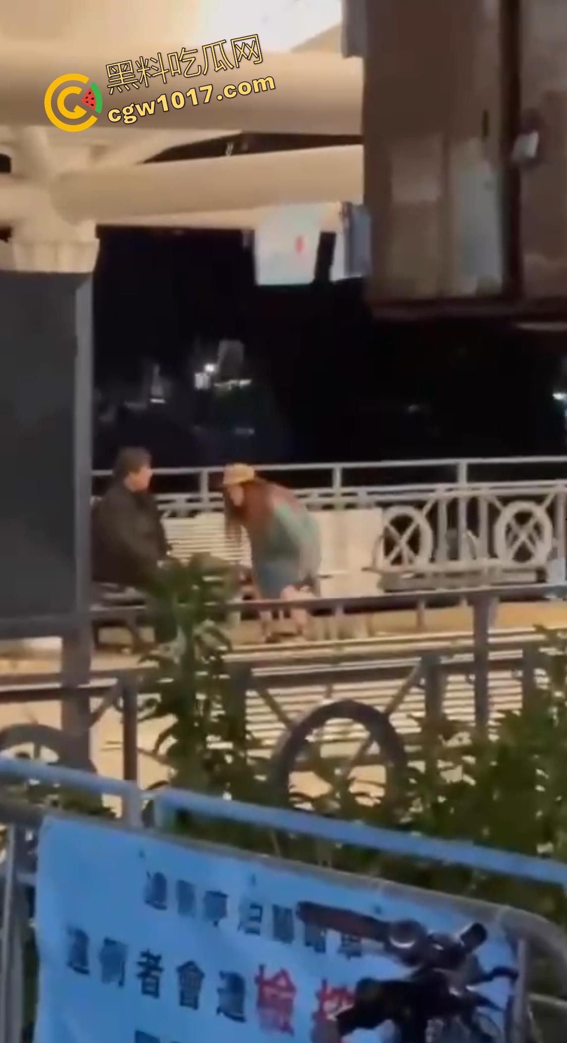 香港长洲码头六旬老人上演活春宫,宝刀未老船上动作猛烈,脱裤狂干不怕围观,老干部就是老干部丝毫不慌!-6