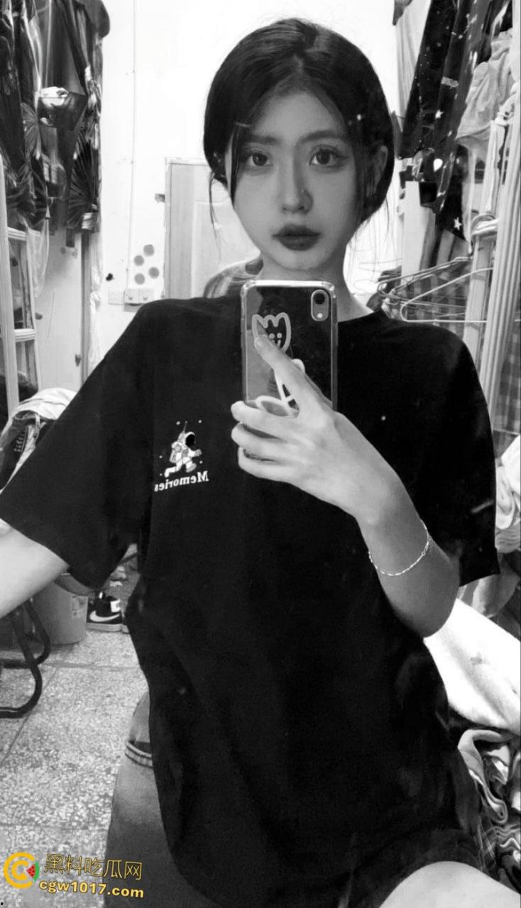 福建师范大学校花【李晓梅】她翘起雪白肥臀,白丝玉足玩弄男友大屌,粉嫩小穴被后入狂操呻吟不断!-1