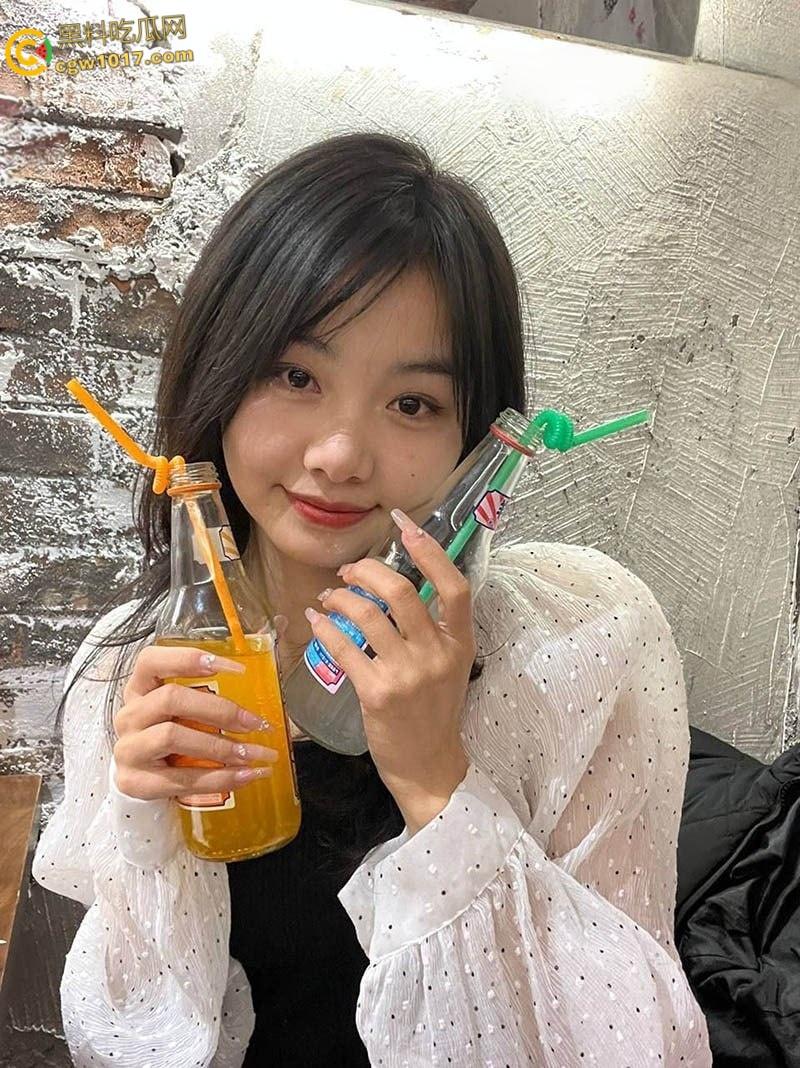 广东大一学生妹【丁雨婷】下海卖淫,为还贷被金主肆意玩弄,娇小身材被多体位猛怼骚穴,高潮尖叫!-1