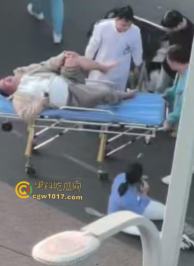 上饶电动车“奥斯卡”撞车大戏,大哥躺地飙演技假装植物人,女人快起来了他还全躺装死,影帝快起来领奖了!-7