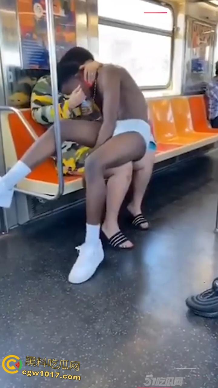 地铁猎奇！黑人巨乳母亲当众给20岁儿子吸吮奶头喂奶，乘客目瞪口呆与其争吵，黑妈宝太过逆天！-2