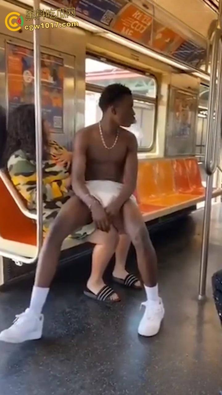 地铁猎奇！黑人巨乳母亲当众给20岁儿子吸吮奶头喂奶，乘客目瞪口呆与其争吵，黑妈宝太过逆天！-5