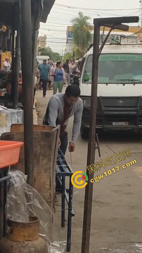 国外男子竟当街自残,刀割喉咙鲜血四溅,群众惊恐围观,男子倒地不省人事,惨烈一幕令人心悸胆战!-9