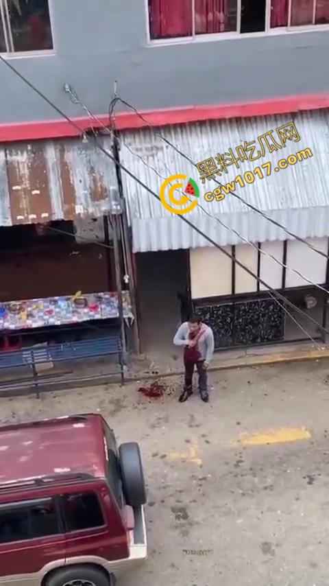 国外男子竟当街自残,刀割喉咙鲜血四溅,群众惊恐围观,男子倒地不省人事,惨烈一幕令人心悸胆战!-3