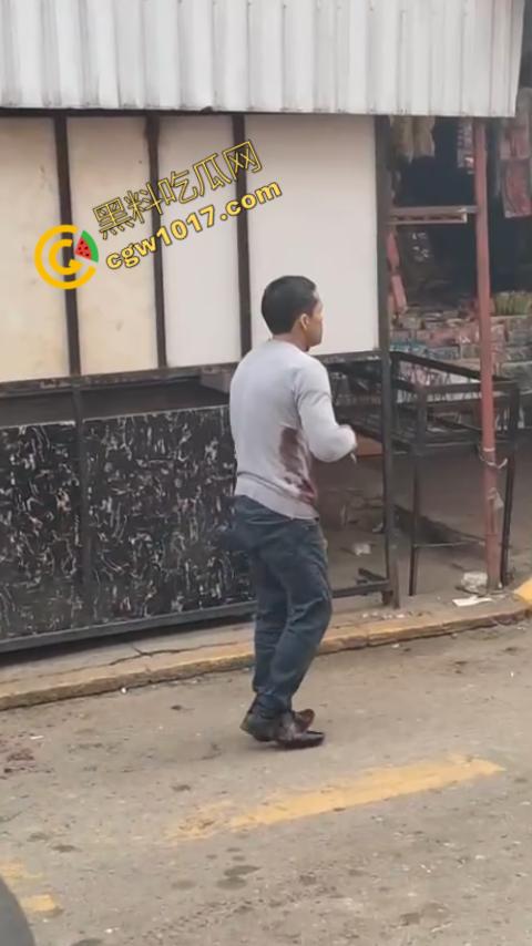 国外男子竟当街自残,刀割喉咙鲜血四溅,群众惊恐围观,男子倒地不省人事,惨烈一幕令人心悸胆战!-4