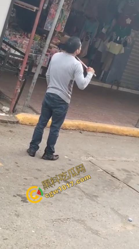 国外男子竟当街自残,刀割喉咙鲜血四溅,群众惊恐围观,男子倒地不省人事,惨烈一幕令人心悸胆战!-5