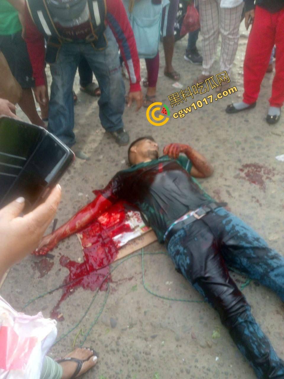 国外男子竟当街自残,刀割喉咙鲜血四溅,群众惊恐围观,男子倒地不省人事,惨烈一幕令人心悸胆战!-10