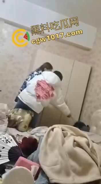 蛇毒心肠啊！高挑美女上门寻仇群殴，上来就是一脚，直接围在角落打，身材这么好的小美，想不到是这样的人啊！-8