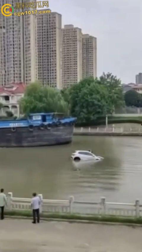 丹阳女司机油门当刹车,车子冲破栏杆栽进九曲河,幸好车窗围观女司机命大脱险,惊魂未定一出湿身戏!-1