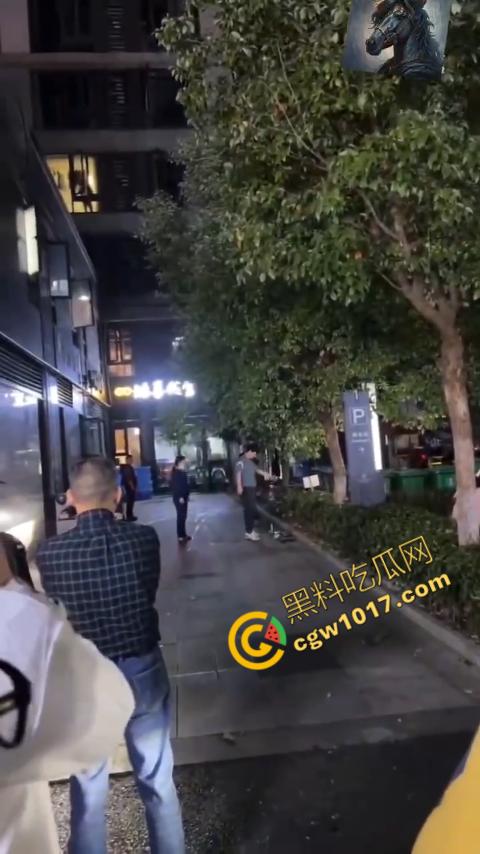 浙江狂暴男子街头暴力虐狗事件火遍全网：血腥场面令人震撼，马犬惨叫声震撼人心，引发全民怒吼！-9
