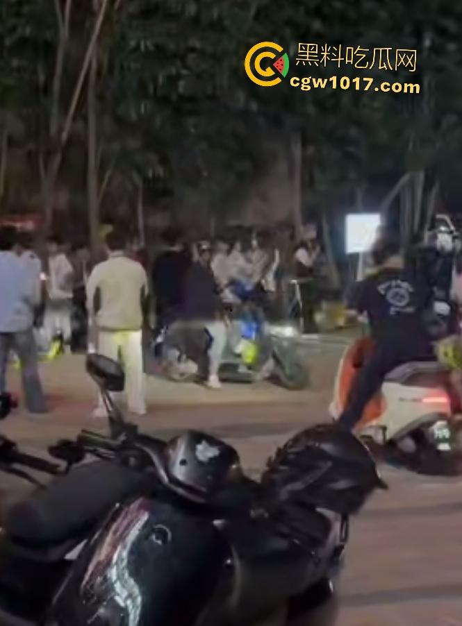 广州增城新塘万和百货,精神小伙鬼火约架,一刀捅死对方血流比杀猪水还多,大爷看戏被撵,哪凉快待着去!-2