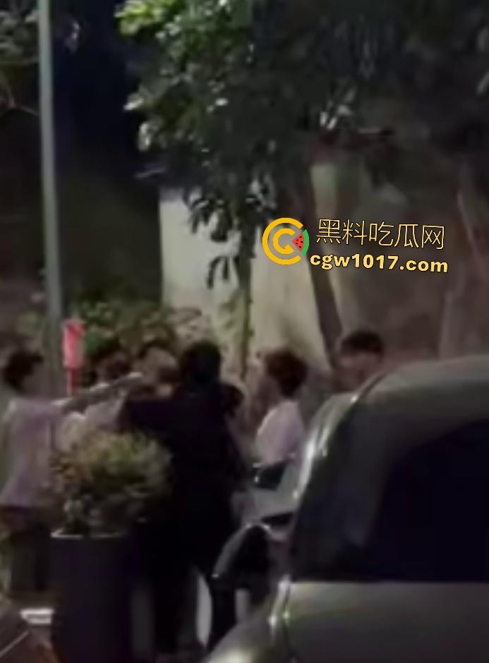 广州增城新塘万和百货,精神小伙鬼火约架,一刀捅死对方血流比杀猪水还多,大爷看戏被撵,哪凉快待着去!-3