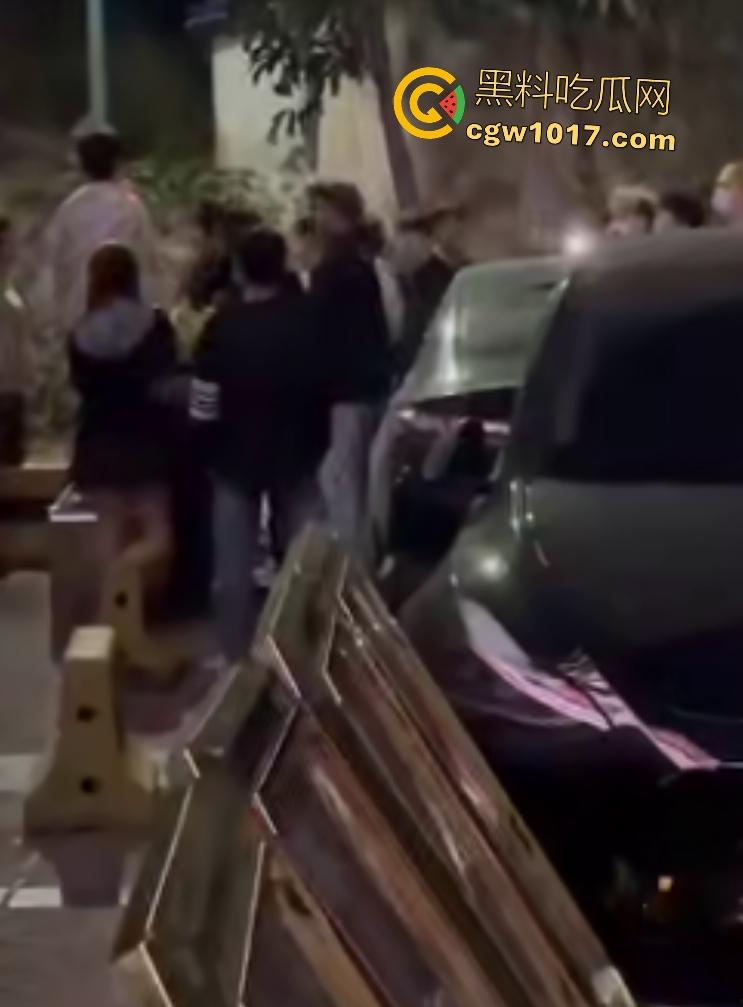 广州增城新塘万和百货,精神小伙鬼火约架,一刀捅死对方血流比杀猪水还多,大爷看戏被撵,哪凉快待着去!-4