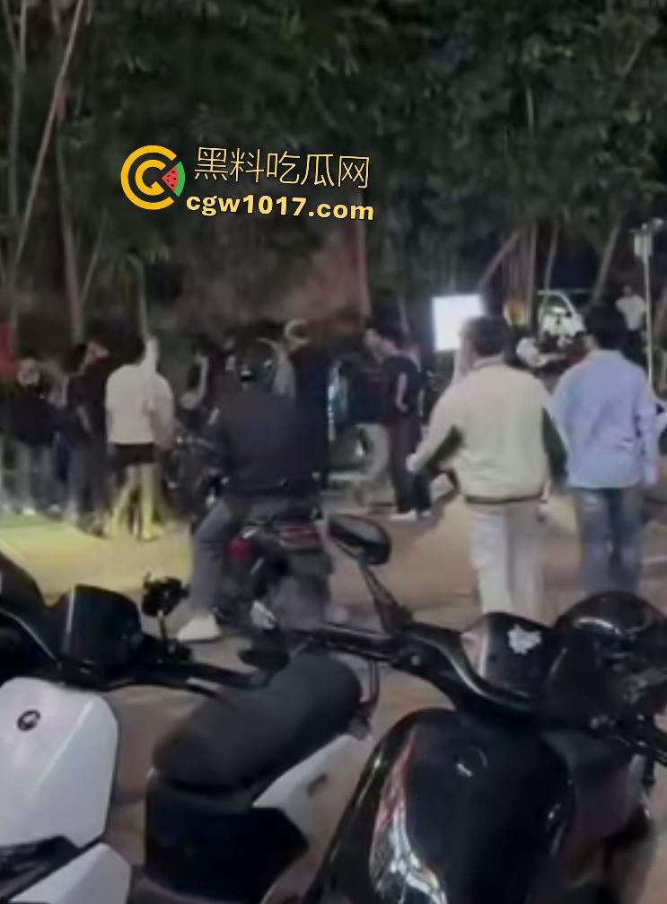 广州增城新塘万和百货,精神小伙鬼火约架,一刀捅死对方血流比杀猪水还多,大爷看戏被撵,哪凉快待着去!-5