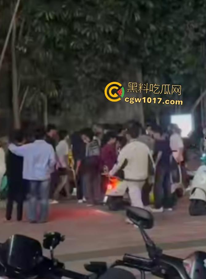 广州增城新塘万和百货,精神小伙鬼火约架,一刀捅死对方血流比杀猪水还多,大爷看戏被撵,哪凉快待着去!-6