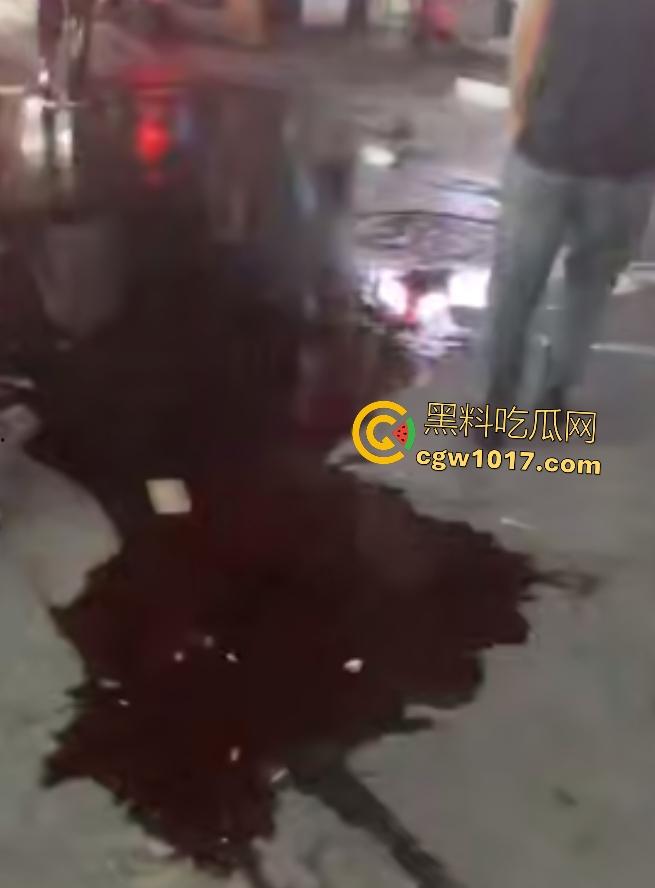 广州增城新塘万和百货,精神小伙鬼火约架,一刀捅死对方血流比杀猪水还多,大爷看戏被撵,哪凉快待着去!-7