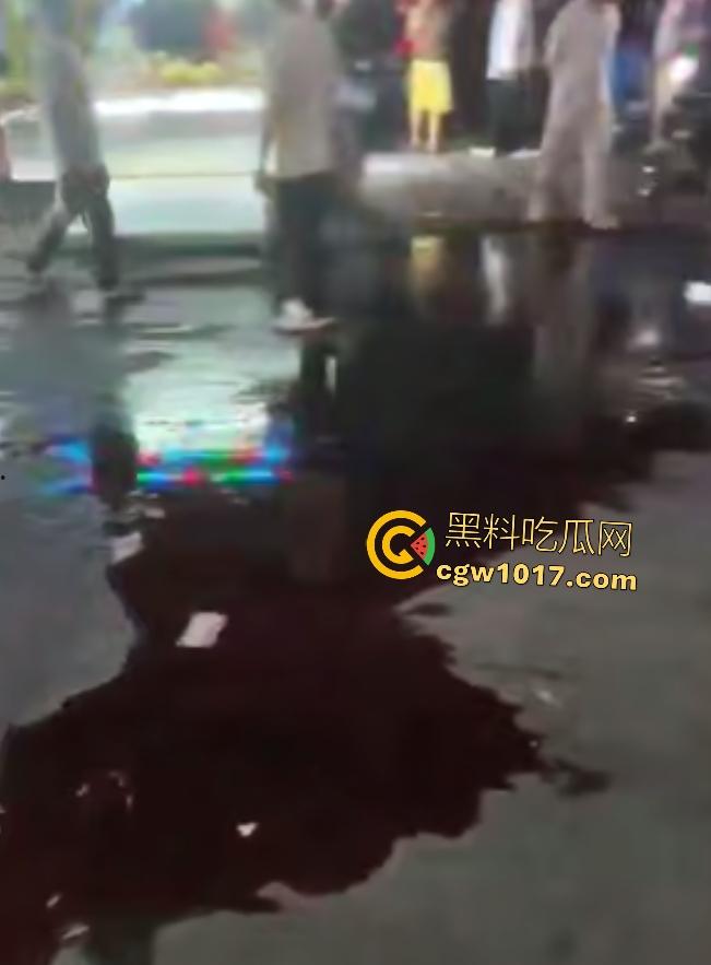 广州增城新塘万和百货,精神小伙鬼火约架,一刀捅死对方血流比杀猪水还多,大爷看戏被撵,哪凉快待着去!-8