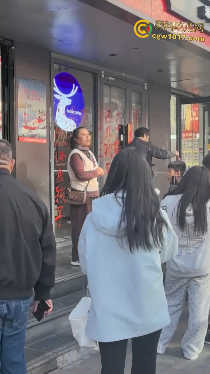 震惊！延安瑞幸老板团建灌酒女员工，次日高血压猝死医院，父母街头刷油漆痛哭：谁来还我女儿命？-2