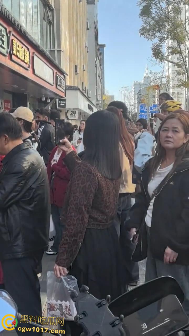 震惊！延安瑞幸老板团建灌酒女员工，次日高血压猝死医院，父母街头刷油漆痛哭：谁来还我女儿命？-3