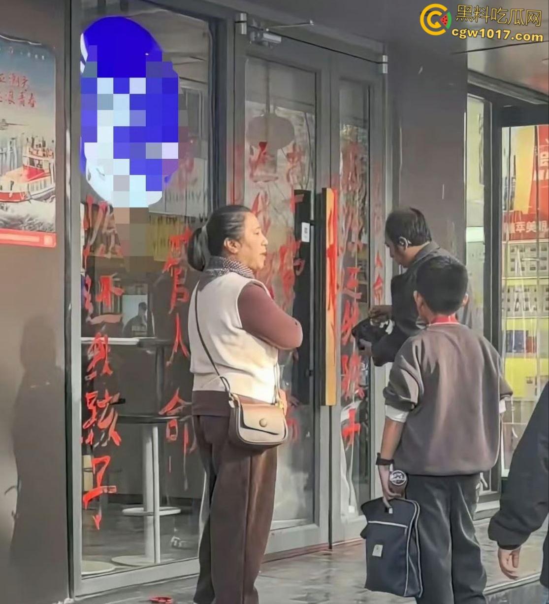 震惊!延安瑞幸老板团建灌酒女员工,次日高血压猝死医院,父母街头刷油漆痛哭:谁来还我女儿命?-1