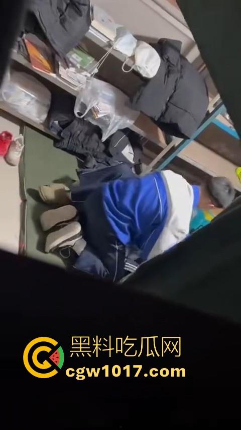 学生情侣学校储藏室偷吃禁果被偷拍，直接解开裤子让女的舔硬然后压倒抽插，淫荡小穴疯狂流水，是真的羡慕呀！-6