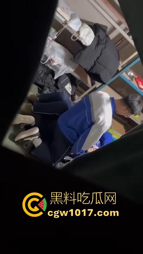 学生情侣学校储藏室偷吃禁果被偷拍，直接解开裤子让女的舔硬然后压倒抽插，淫荡小穴疯狂流水，是真的羡慕呀！-8