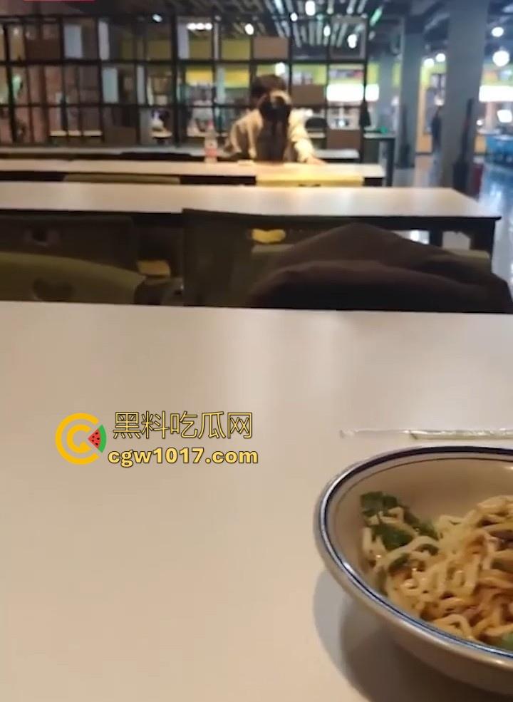 餐厅内情侣大胆玩抠逼,妹子表情扭曲高潮,全自动骑乘榨精,从娇羞到高潮喷潮,合着我们都是你们pay中的一环呗!-1