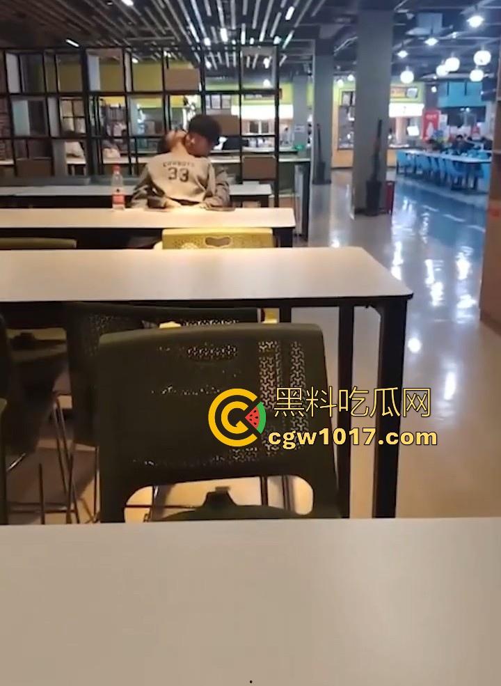 餐厅内情侣大胆玩抠逼,妹子表情扭曲高潮,全自动骑乘榨精,从娇羞到高潮喷潮,合着我们都是你们pay中的一环呗!-5