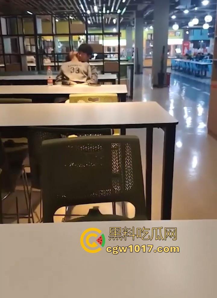 餐厅内情侣大胆玩抠逼,妹子表情扭曲高潮,全自动骑乘榨精,从娇羞到高潮喷潮,合着我们都是你们pay中的一环呗!-6